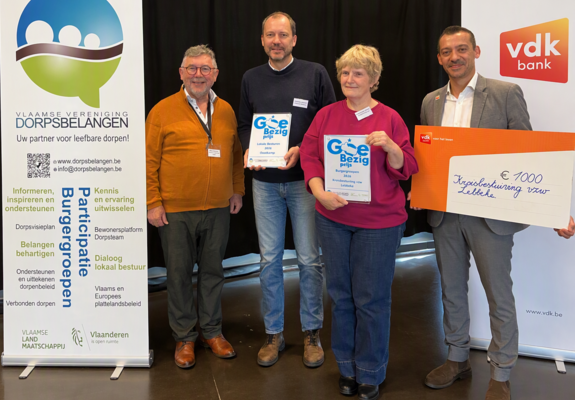 v.l.n.r. William Minnaert (VVDB vzw), Sebastian Vande Ginste (gemeente Oostkamp),  An Van der Vreken (Kroisbestuiving vzw) die uit handen van Tom Decroix (vdk bank) een cheque van 1000 euro ontving!