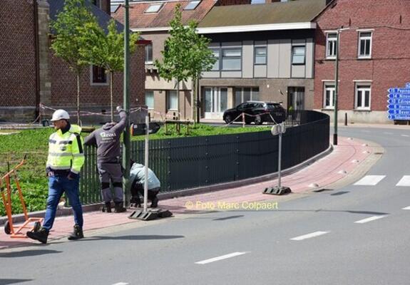 De nieuwe omheining wordt geplaatst.- Foto Marc Colpaert