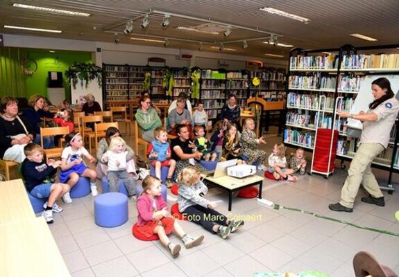 Kinderen luisterden aandachtig naar Ranger Jessy(rechts op de foto).- Foto marc Colpaert