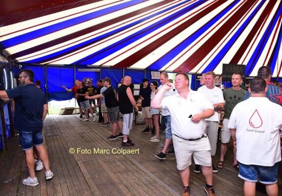 Burgemeester Kristof Cattie deed mee met het darts tornooi.- Foto Marc Colpaert