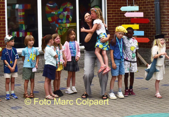 Directeur Peggy moest tal van kinderen troosten.- Foto Marc Colpaert