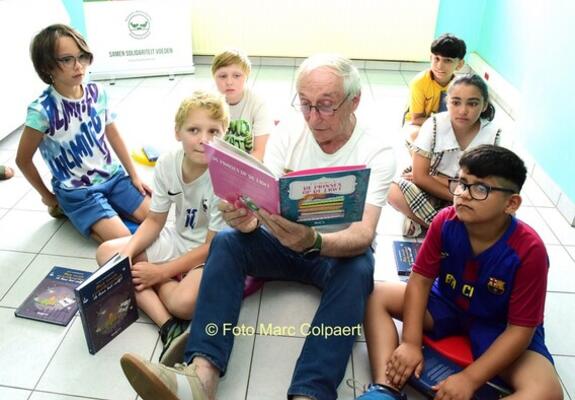 Michel Doomst las een sprookje voor.- Foto Marc Colpaert