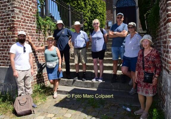 Pablo(links) met enkele moedige wandelaars.- Foto Marc Colpaert