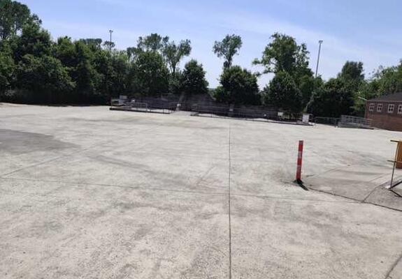 Extra parking op het containerpark van Galmaarden.- Foto Marc Colpaert