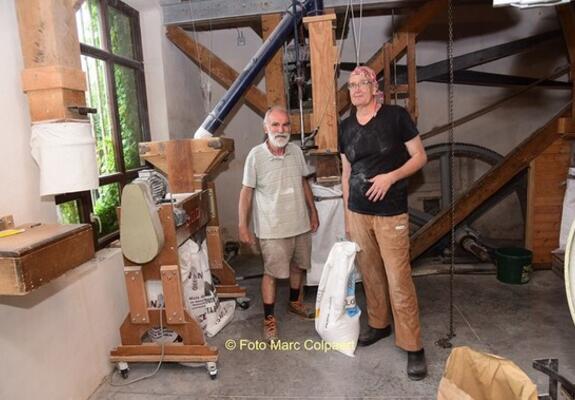 Hubert en Su aan het werk in de Heetveldemolen.- Foto Marc Colpaert