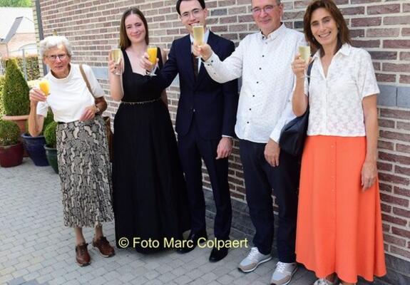 De familie van Luc met het glas in de hand.- Foto Marc Colpaert